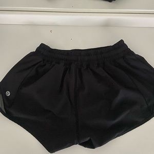 2.5 inch lululemon hotty hot shorts size 2